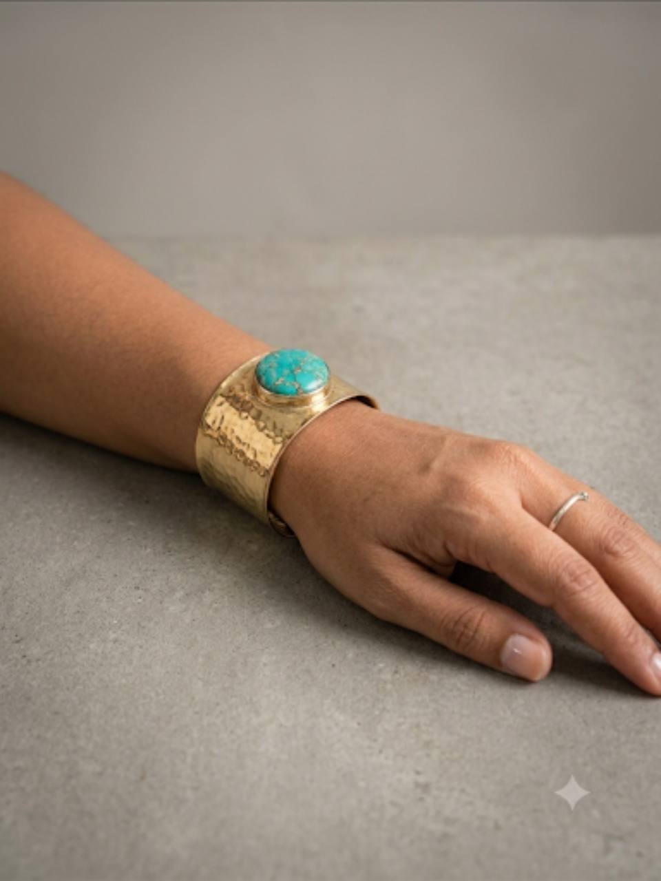 Brazalete Turquesa Atlas ajustado en la muñeca