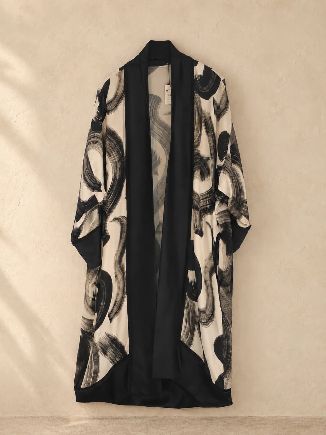 Kimono de satén negro y marfil. Imagen editada con IA.